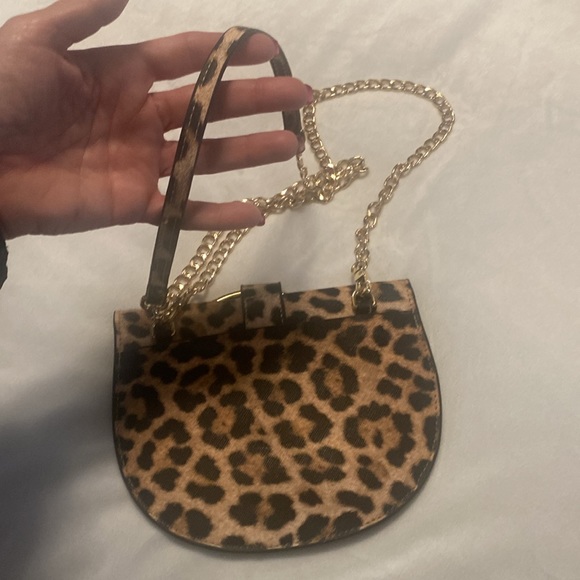 Trouvé leopard print small crossbody with gold chain. - Picture 7 of 10